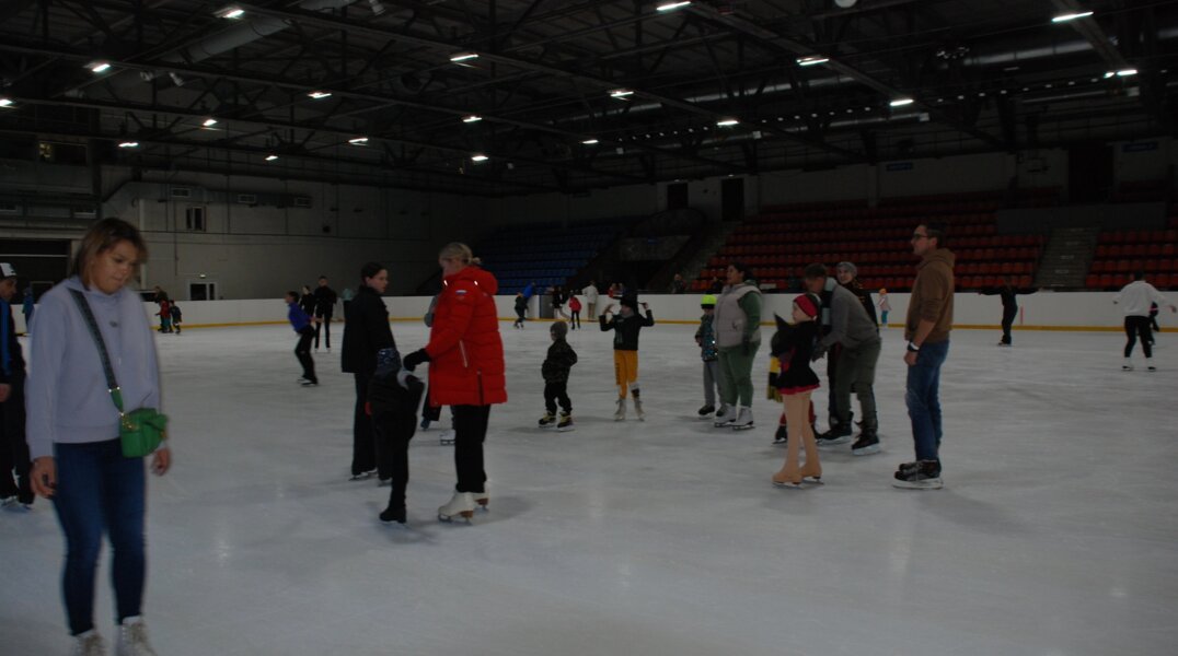 В Перми открыли ночные катания на коньках