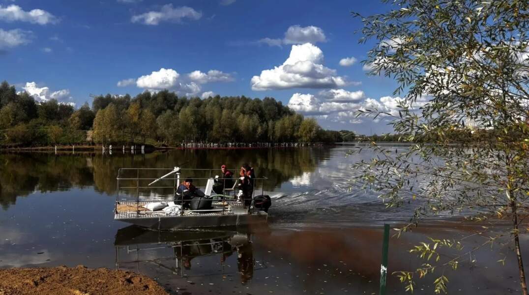 очистка рек, река