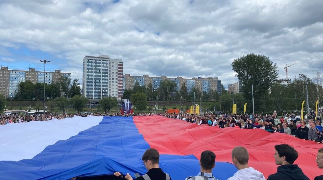 В Перми развернут огромный флаг России ко Дню народного единства