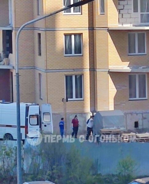 В Перми рабочий упал с 11 этажа долгостроя и выжил