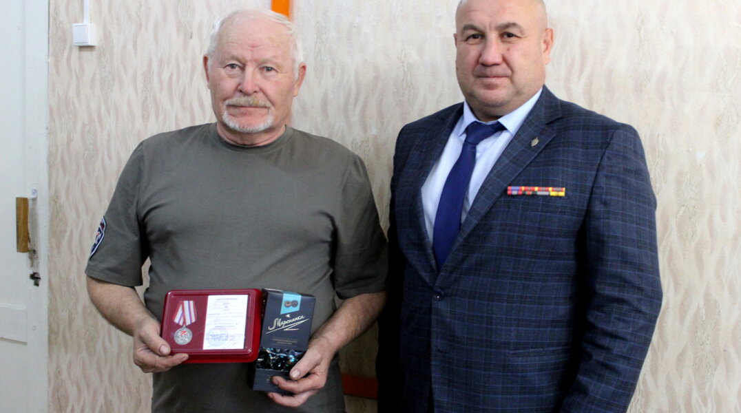 В Краснокамске 18 волонтеров наградили медалями за помощь военным СВО