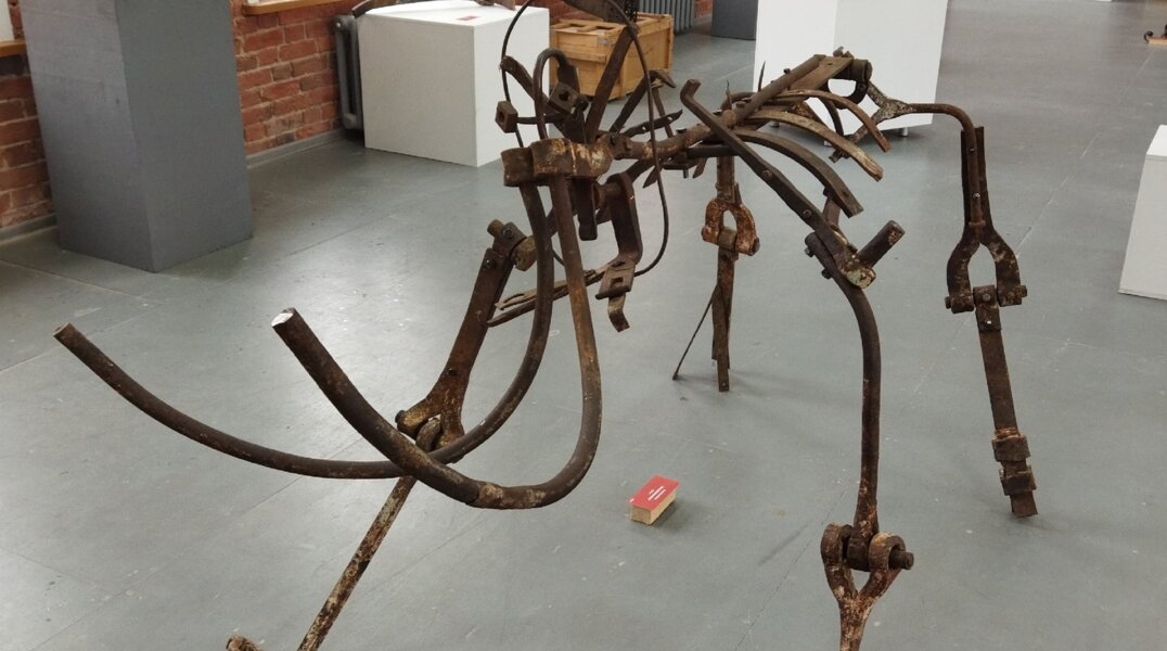 Пермский художник создал из остатков "Буквы П" фигуру мамонта и украшение-оберег