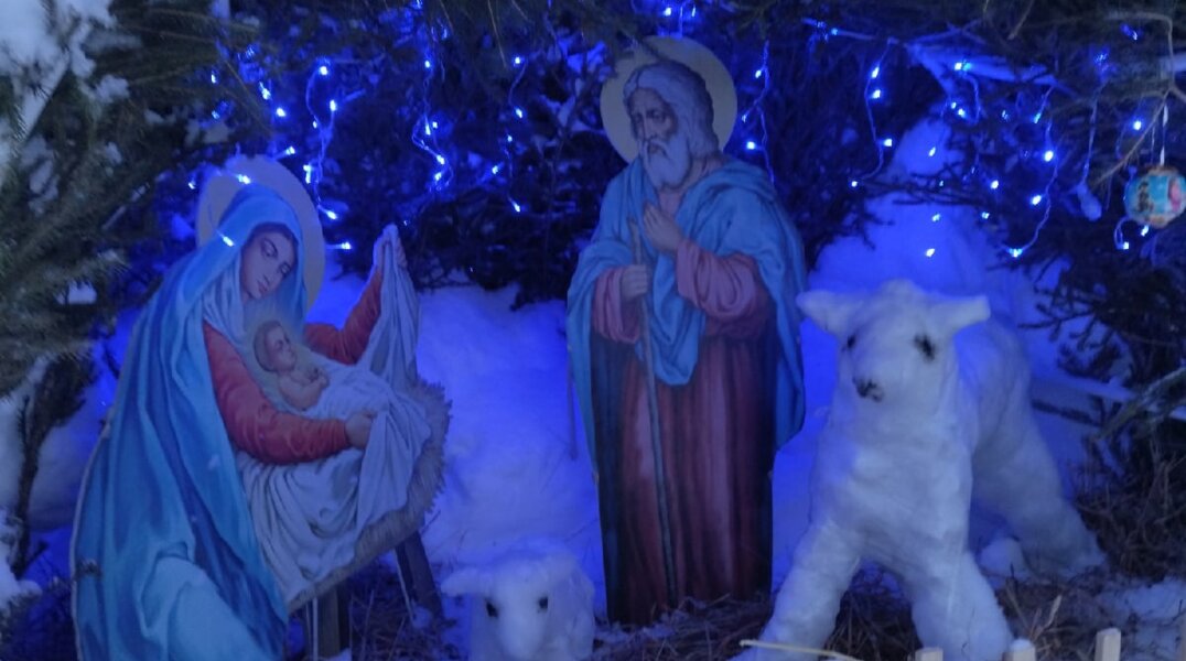 В Прикамье женщина слепила возле дома «новогоднюю сказку»