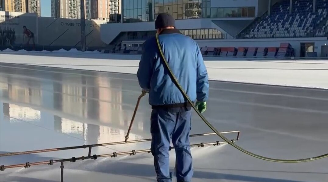 На стадионе «Юность» заливают лед