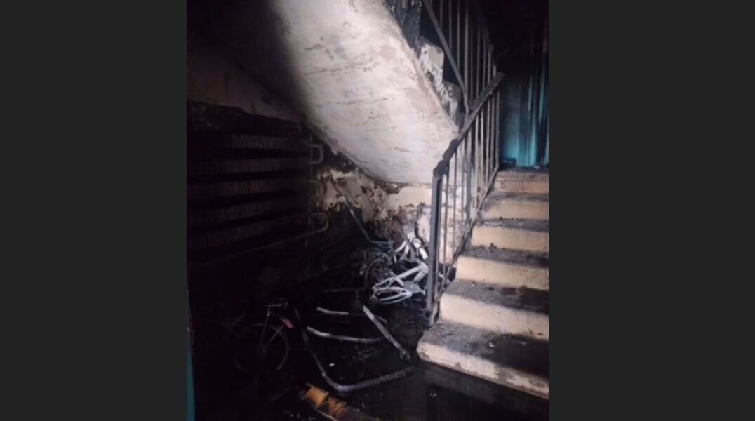 Дознаватели МЧС России выясняют причину пожара в подъезде пятиэтажки в Пермском крае