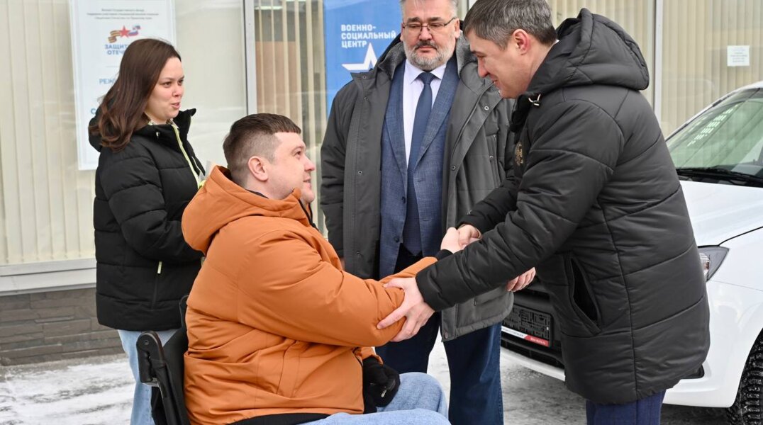 Дмитрий Махонин вручил автомобиль с ручным управлением ветерану СВО