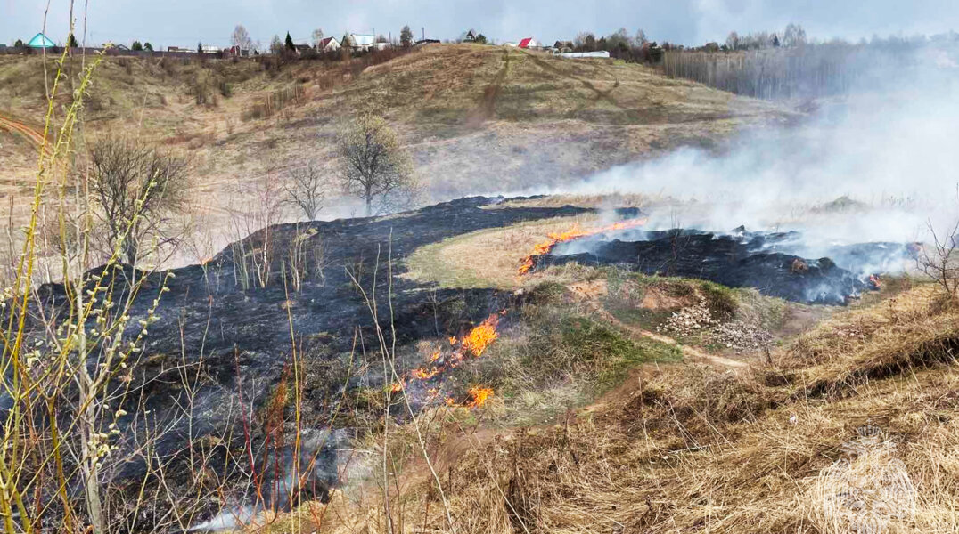В Мотовилихинском районе Перми горит 3 тысячи квадратных метров сухой травы