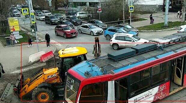 В центре Перми трактор въехал в трамвай