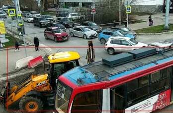 В центре Перми трактор въехал в трамвай