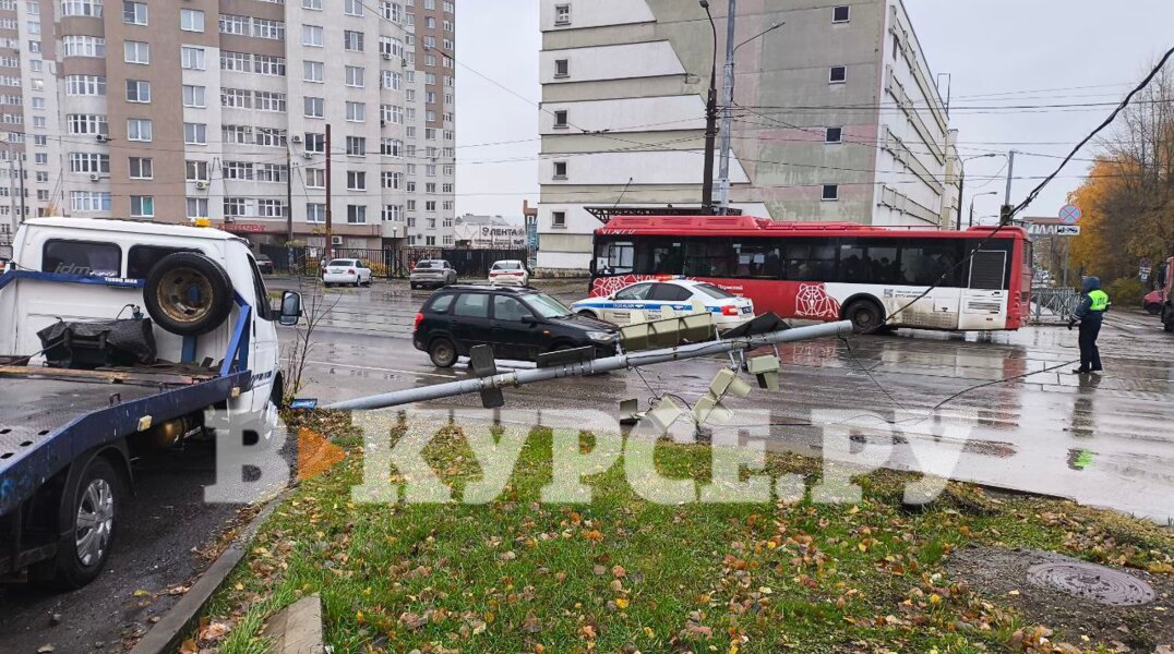 Из-за поврежденных проводов и светофора в Перми образовалась большая пробка