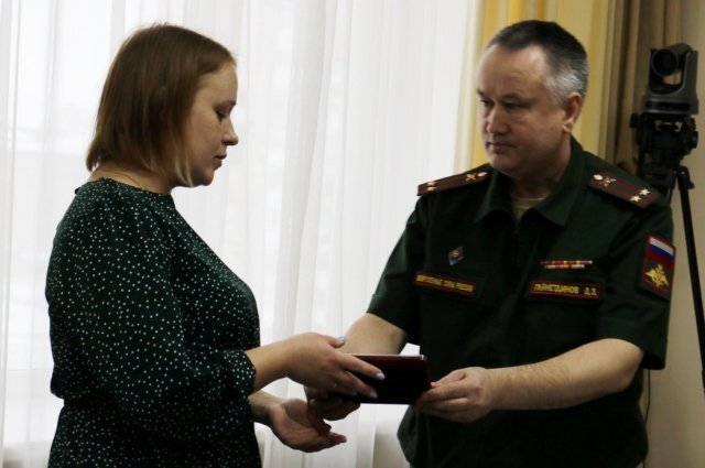 В Чернушке семье погибшего на СВО многодетного отца вручили орден Мужества