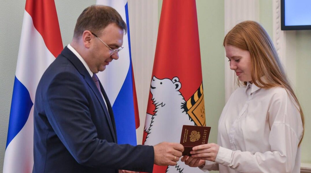 Семь успешных школьников Перми получили свои первые паспорта из рук мэра