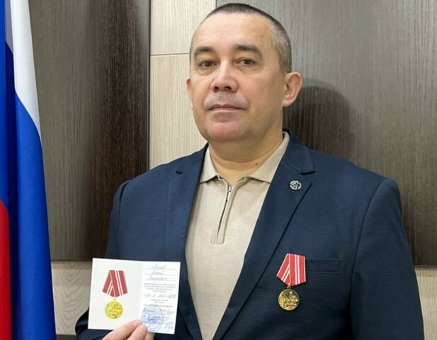 Администратора Индустриального суда Перми наградили медалью за спасение людей на пожаре