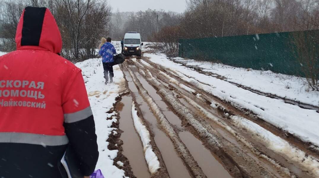 В Прикамье медики несли больного ребенка на руках к машине скорой, застрявшей на дороге