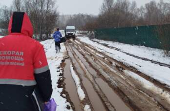 В Прикамье медики несли больного ребенка на руках к машине скорой, застрявшей на дороге