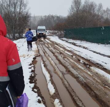 В Прикамье медики несли больного ребенка на руках к машине скорой, застрявшей на дороге