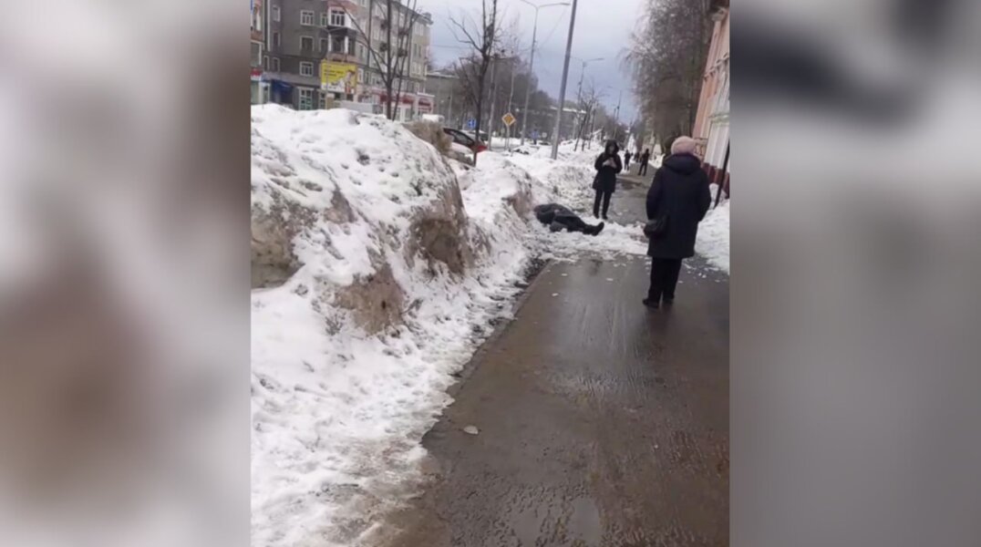 В Березниках на женщину упала снежная глыба