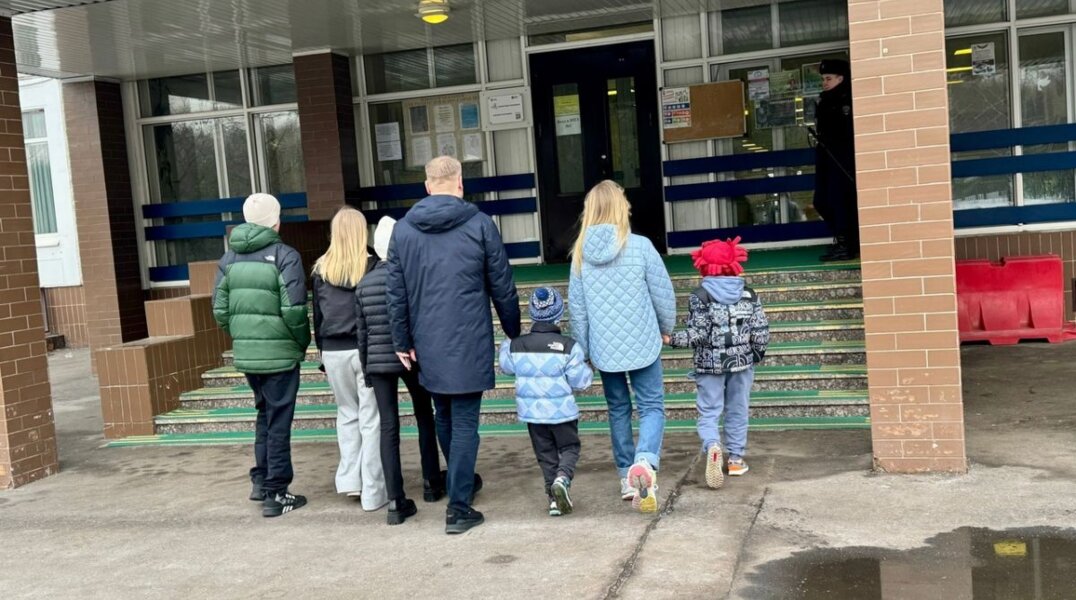 Пермяки приходят голосовать в избирательные пункты семьями