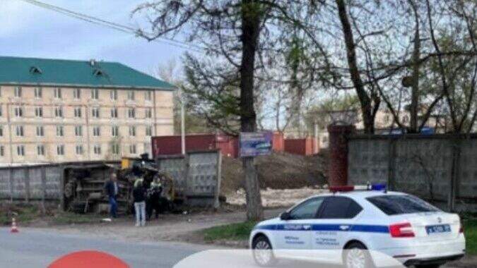 В Березниках перевернулся школьный автобус — пострадала водитель