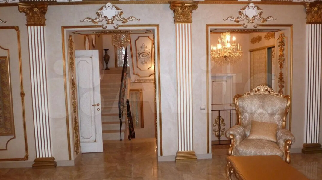 В Перми продают коттедж в стиле барокко за 28 миллионов рублей