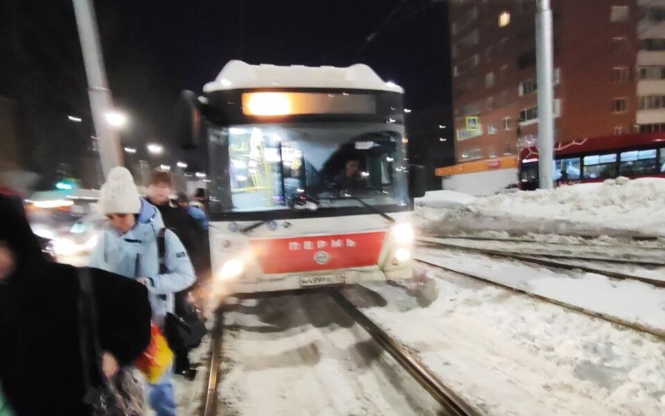 В Перми автобус попытался объехать пробку по трамвайным путям и застрял