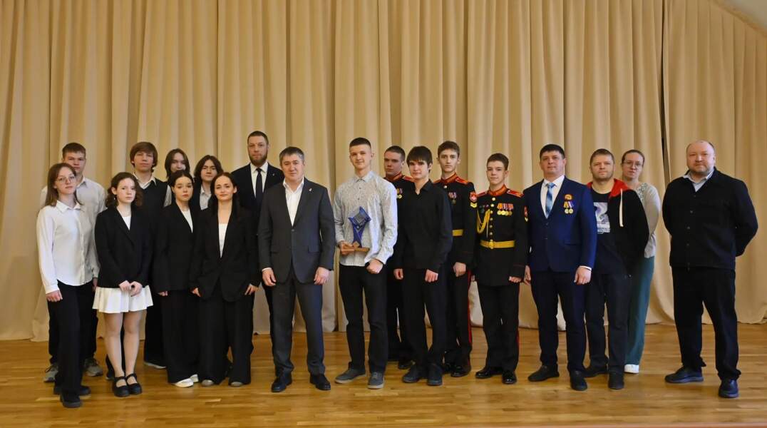 Глава Прикамья вручил кубок призерам окружного этапа Интеллектуальной олимпиады ПФО