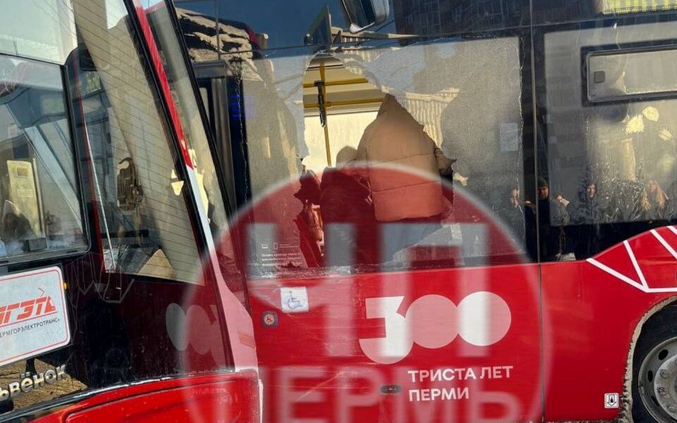В Перми столкнулись автобус и трамвай