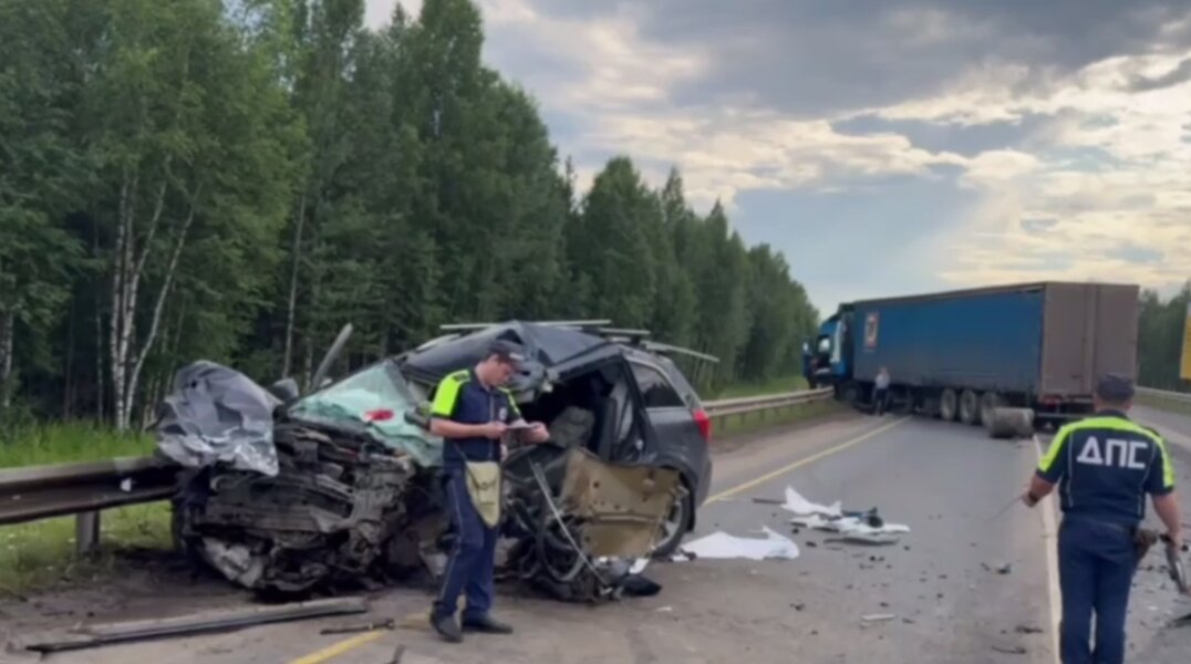 На подъезде к Перми погиб в ДТП водитель иномарки. Видео