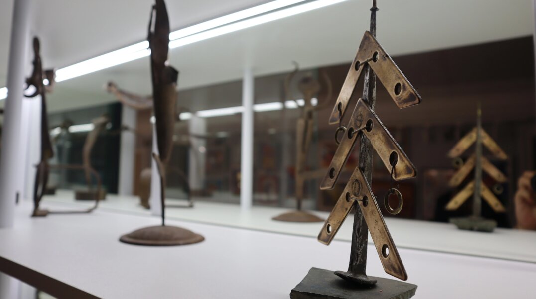 В пермском ТЮЗе открылась выставка железных скульптур Олега Филимонова