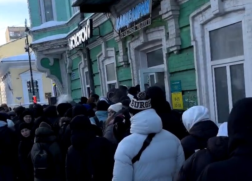 Пермяки стояли час в очереди на улице, чтобы попасть на распродажу