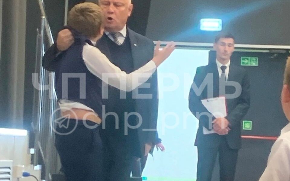 Пермяки спорят из-за ситуации с директором, который схватил школьника за шиворот