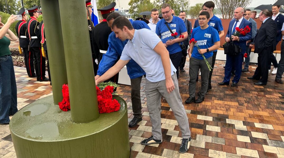 В Перми состоялось первое возложение цветов к новой стеле «Город трудовой доблести»