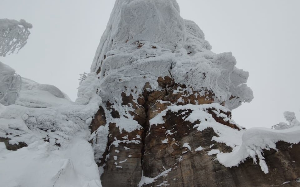 Пермяков предупредили об опасных снежных шапках в Каменном городе