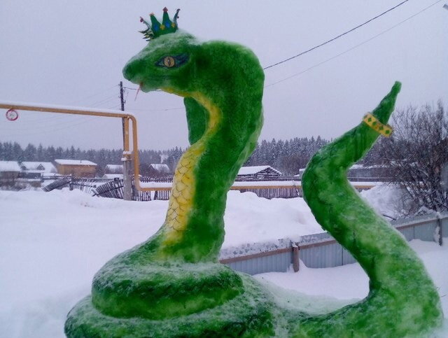 Жительница Прикамья слепила из снега огромную змею