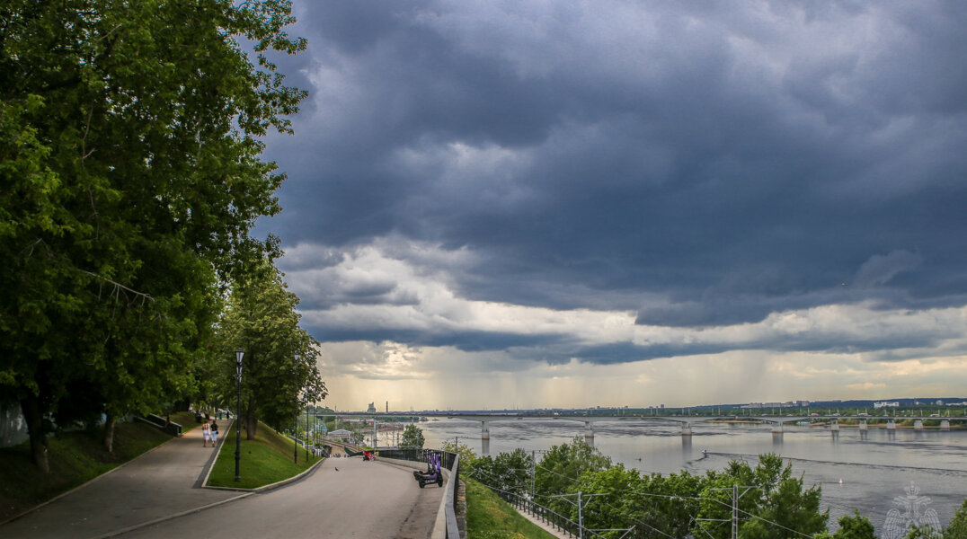 МЧС предупреждает жителей Пермского края о грозах и тумане