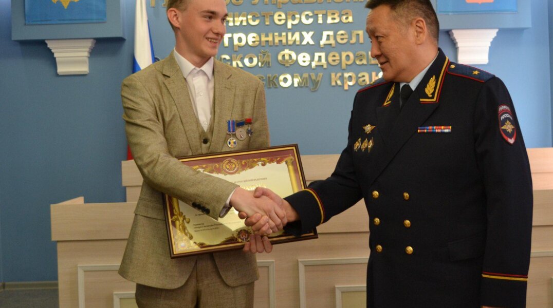 Министр МВД России Колокольцев наградил 17-летнего пермяка за задержание грабителя