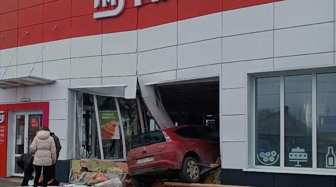​В Прикамье автомобиль влетел в стену магазина