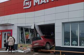 ​В Прикамье автомобиль влетел в стену магазина