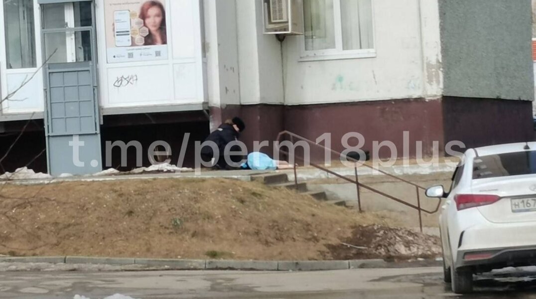 В Добрянке Пермского края под окнами многоэтажки обнаружили тело женщины