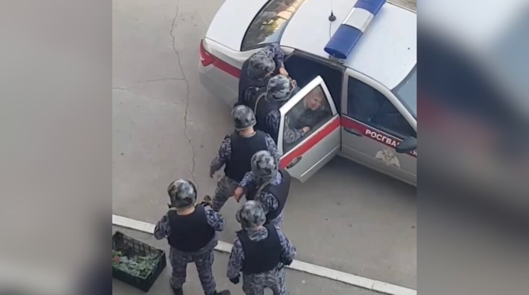 В Перми пьяная женщина избила доставщика еды, а после набросилась на сотрудников Росгвардии