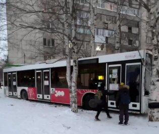 В Перми автобус снёс козырёк у подъезда и застрял у детской площадки