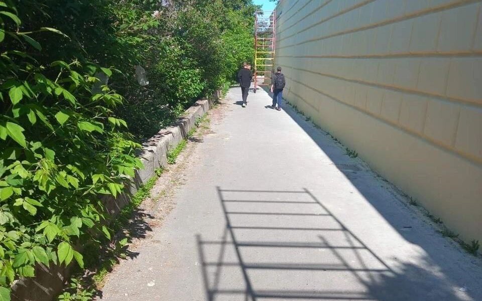 В центре Перми банда мужиков украла у школьницы телефон