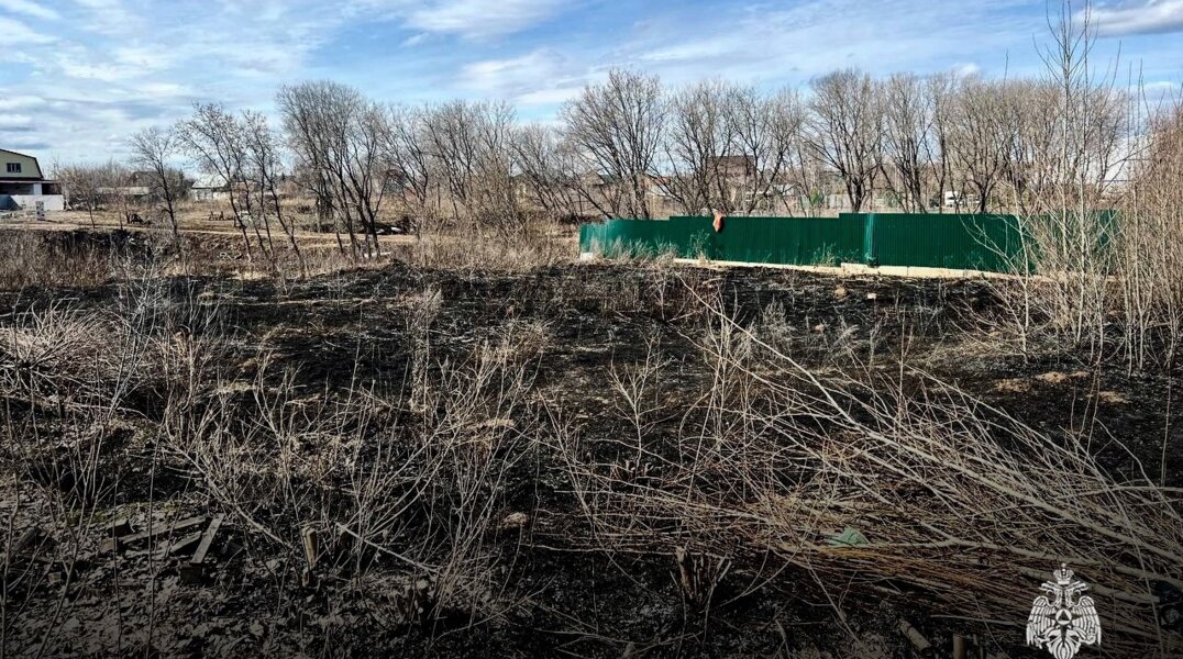 В Перми пожарные потушили первое возгорание сухой травы в 2025 году