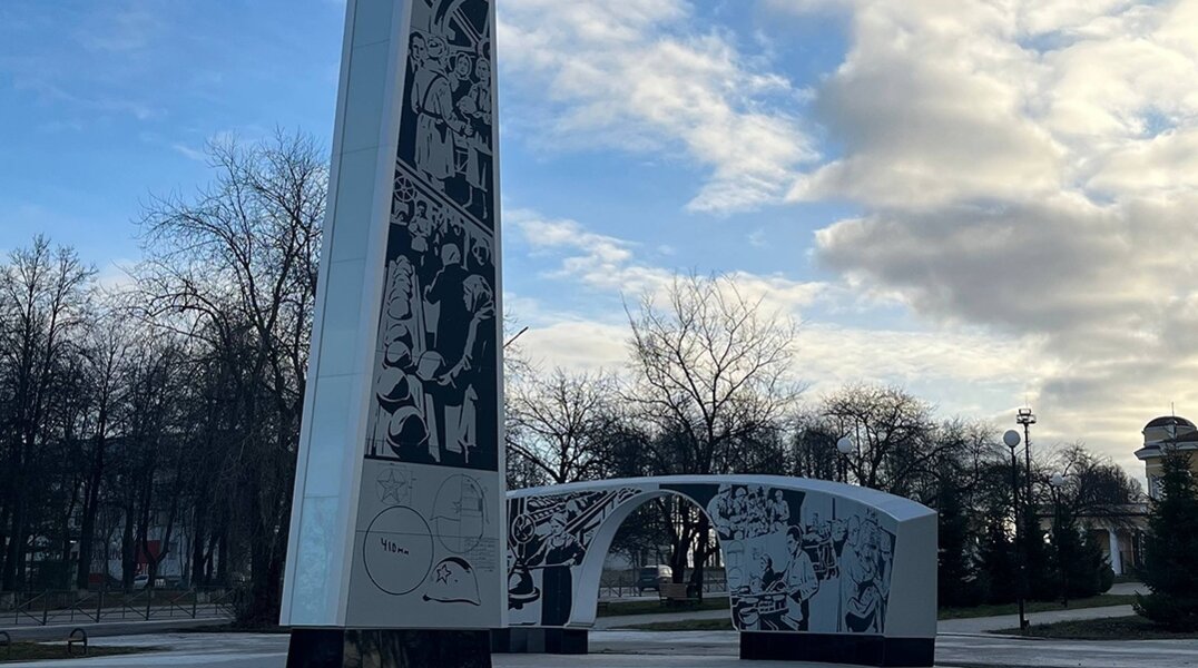 В Лысьве установили огромную стелу в честь статуса города трудовой доблести