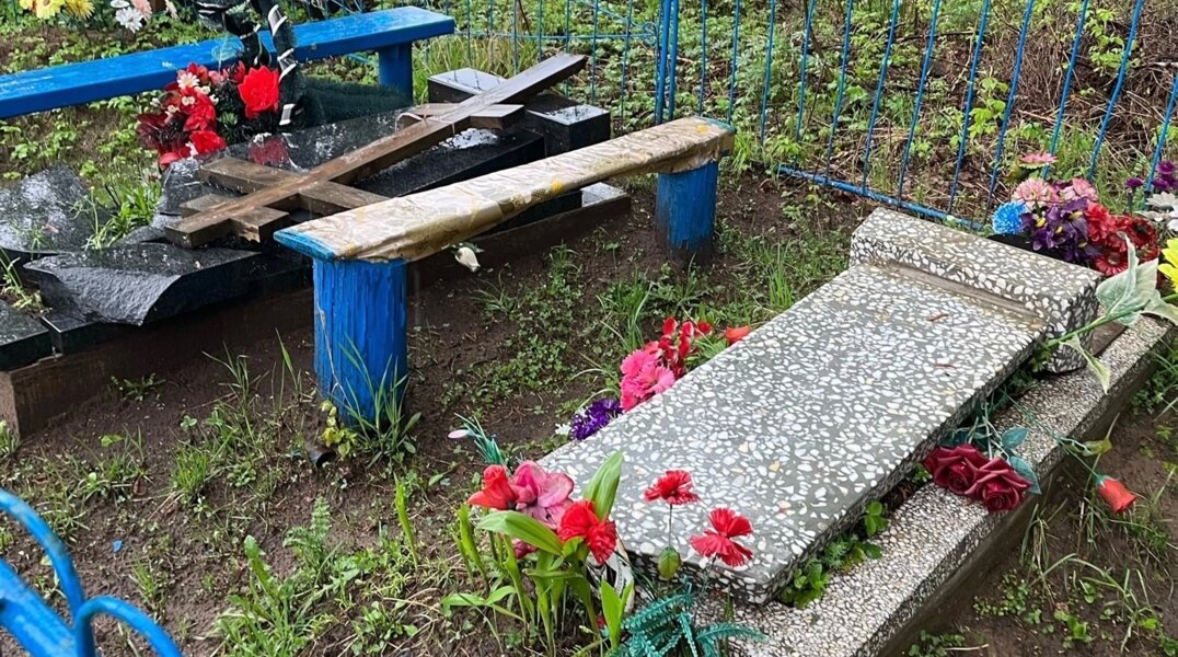 На кладбище в Чердынском округе вандалы разрушили несколько надгробий