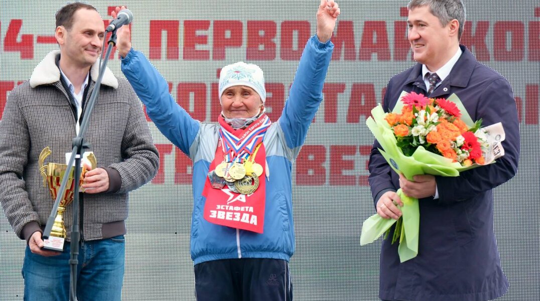 Губернатор Пермского края вручил кубок бегунье из Кунгура на эстафете газеты «Звезда»