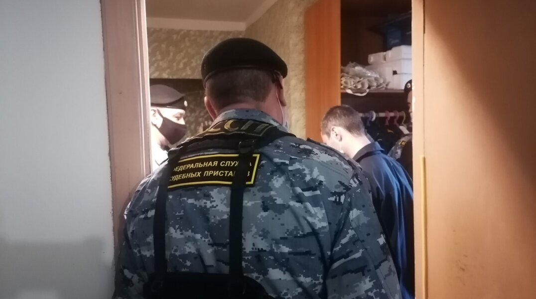 В Прикамье горе-отец пытался слиться с мебелью при визите приставов
