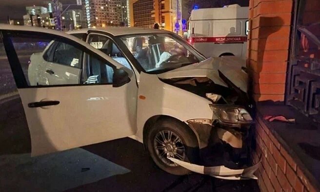 В Перми вдребезги разбилась легковушка, протаранившая стену дома