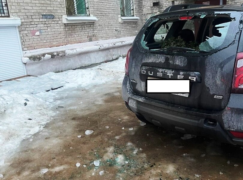 В Пермском крае упавший с крыши дома лед повредил машину