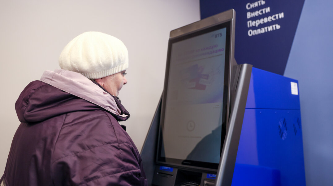 Клиенты ВТБ могут оформить заявление на перевод пенсии в банкоматах сети